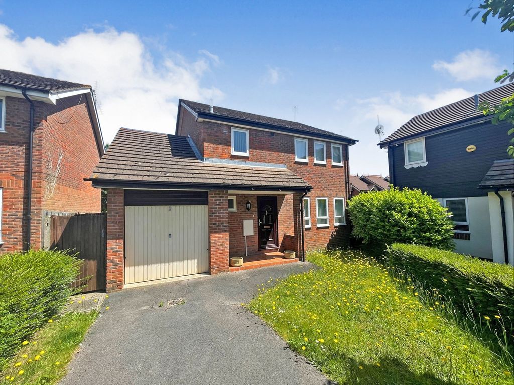4 bed detached house for sale in Frieth Close, Earley, Reading RG6, £470,000