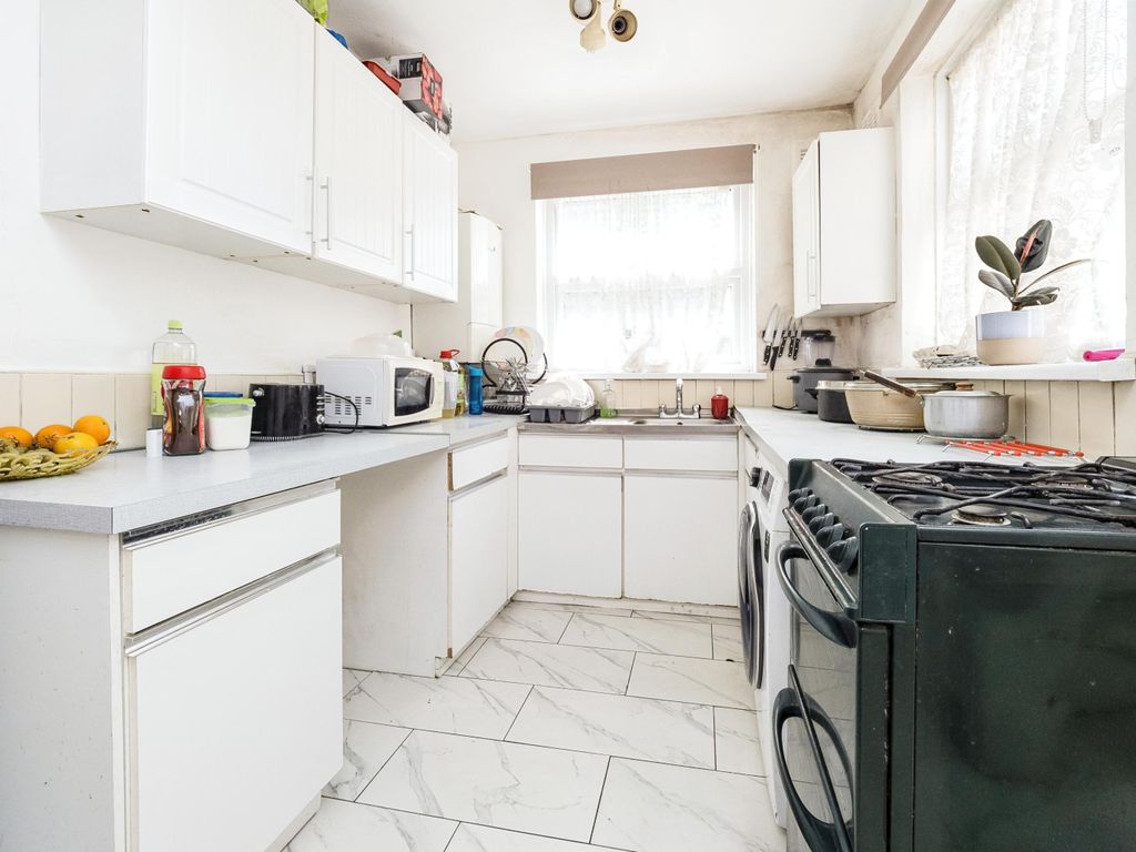 3 bed terraced house for sale in Mortlake Road, London E16, £465,000