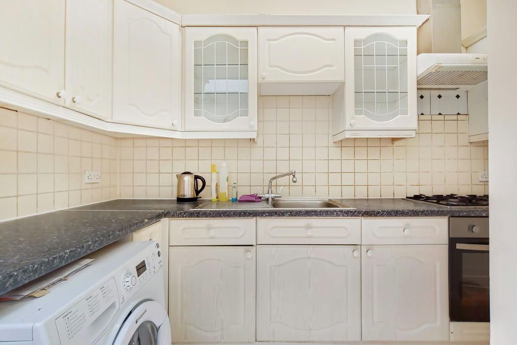 1 bed flat to rent in High Street, Colliers Wood SW19, £1,550 pcm