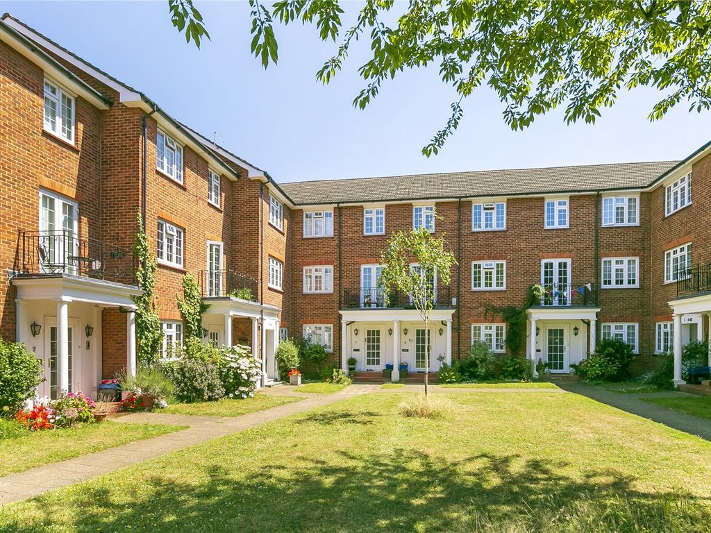 2 bed flat for sale in Kenmore Close, Kew, Surrey TW9, £485,000