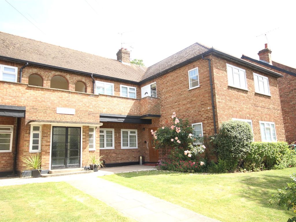 2 bed flat for sale in Shakespeare Court, Shakespeare Road, Mill Hill, London NW7, £455,000
