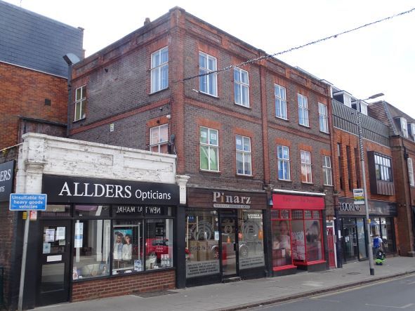 Office to let in Station Road, Harpenden AL5, £17,000 pa