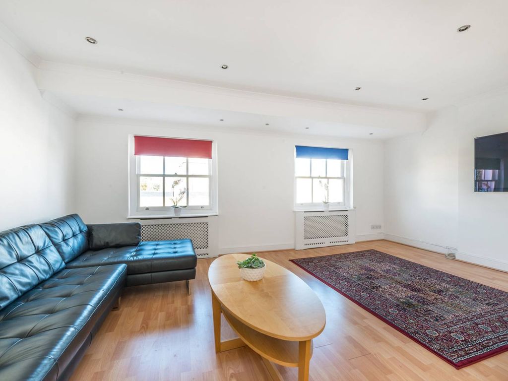 2 bed flat for sale in Kensington Church Street, Kensington, London W8, £775,000