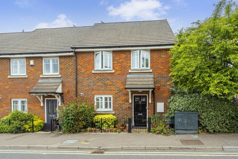 3 bed end terrace house for sale in Cameron Road, Chesham HP5, £490,000