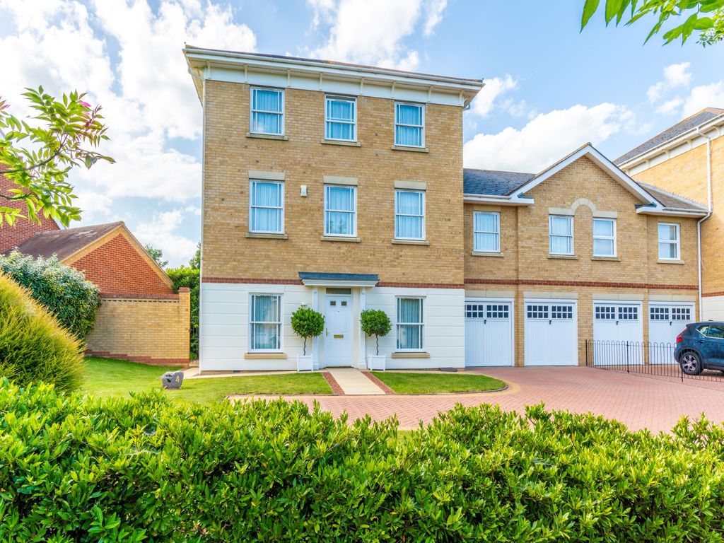 6 bed link-detached house for sale in Baynard Avenue, Flitch Green, Felsted CM6, £800,000