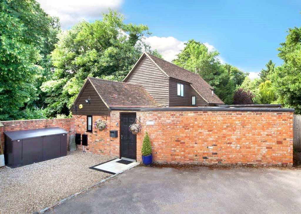 2 bed detached house to rent in West Street, Marlow, Buckinghamshire SL7, £2,700 pcm