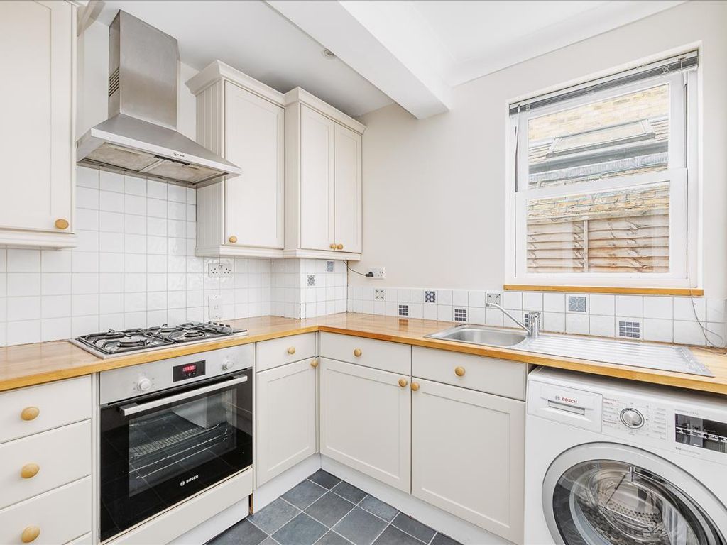2 bed flat to rent in Eastbury Grove, London W4, £2,301 pcm