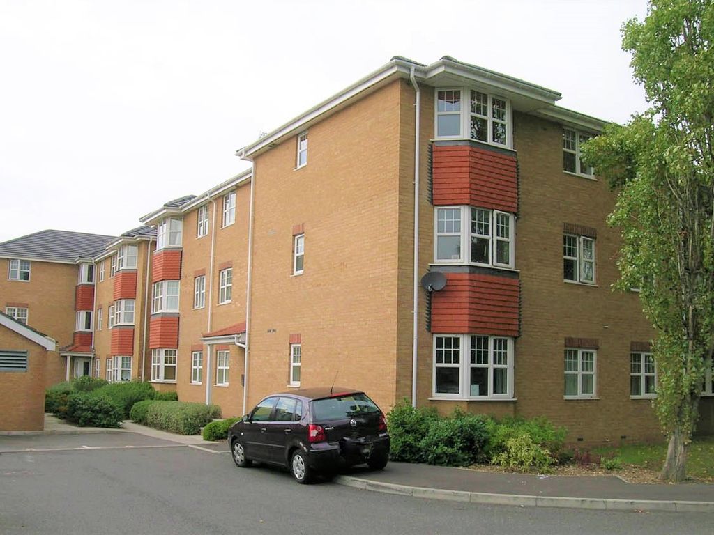 2 bed flat for sale in Suffolk Close, Burnham, Slough SL1, £249,950