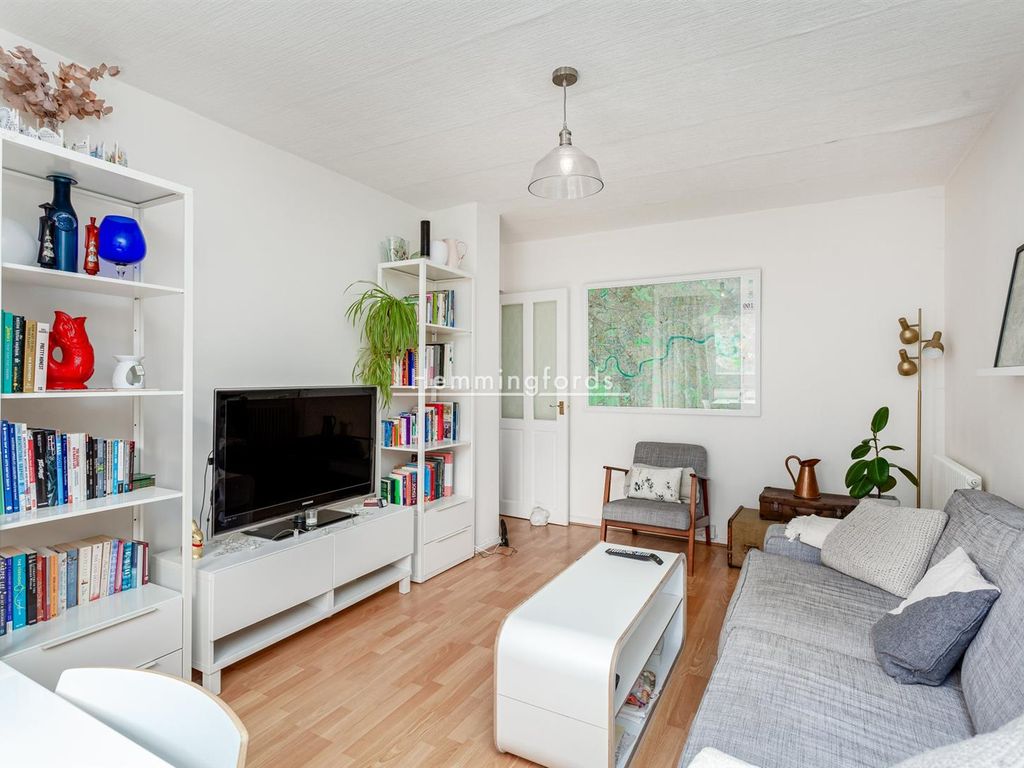 3 bed flat for sale in Pakenham House, Wellington Row E2, £550,000