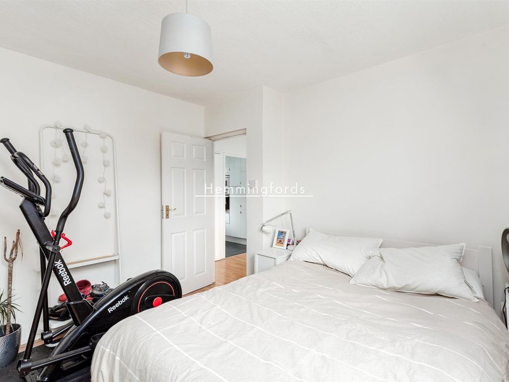 3 bed flat for sale in Pakenham House, Wellington Row E2, £550,000