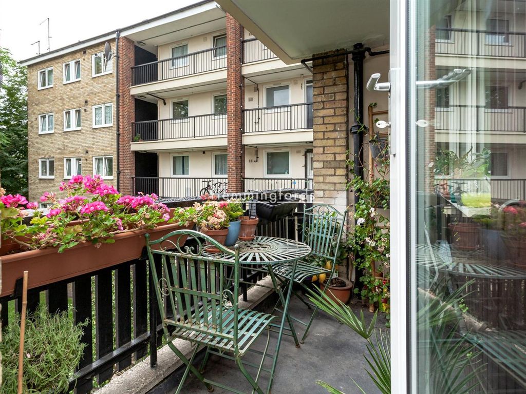 3 bed flat for sale in Pakenham House, Wellington Row E2, £550,000