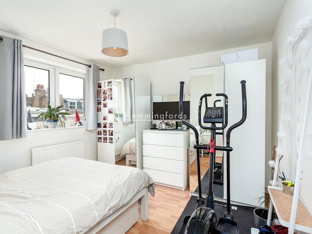 3 bed flat for sale in Pakenham House, Wellington Row E2, £550,000