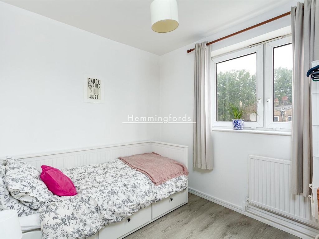 3 bed flat for sale in Pakenham House, Wellington Row E2, £550,000