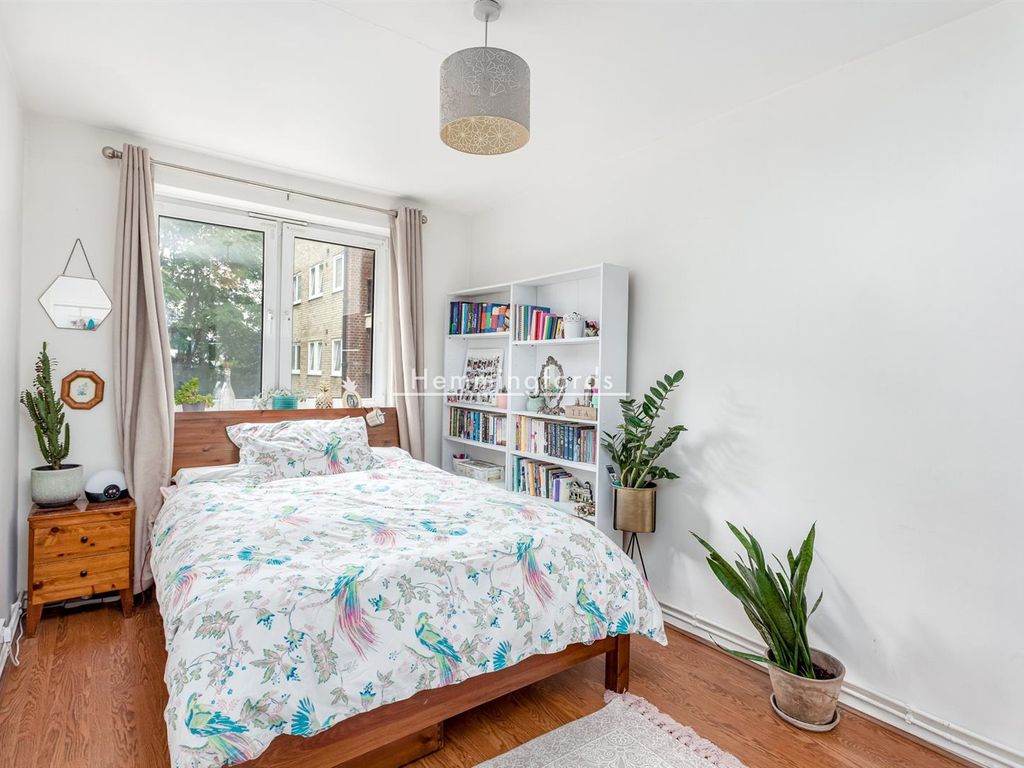 3 bed flat for sale in Pakenham House, Wellington Row E2, £550,000