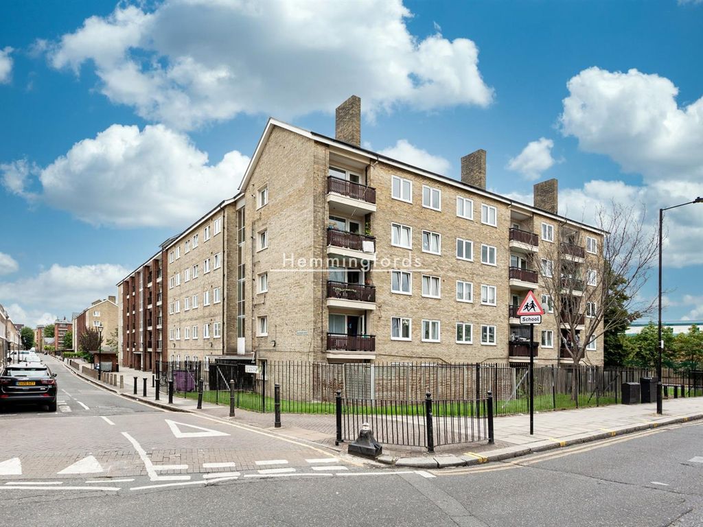 3 bed flat for sale in Pakenham House, Wellington Row E2, £550,000