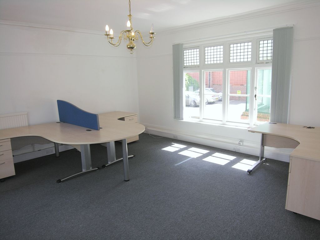 Office to let in Surrey Place, Mill Lane, Godalming Surrey GU7, £3,150 pa