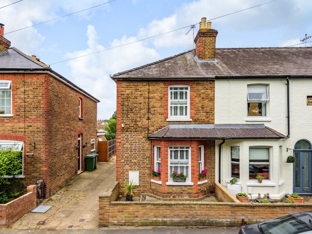 2 bed end terrace house for sale in Anyards Road, Cobham KT11, £495,950