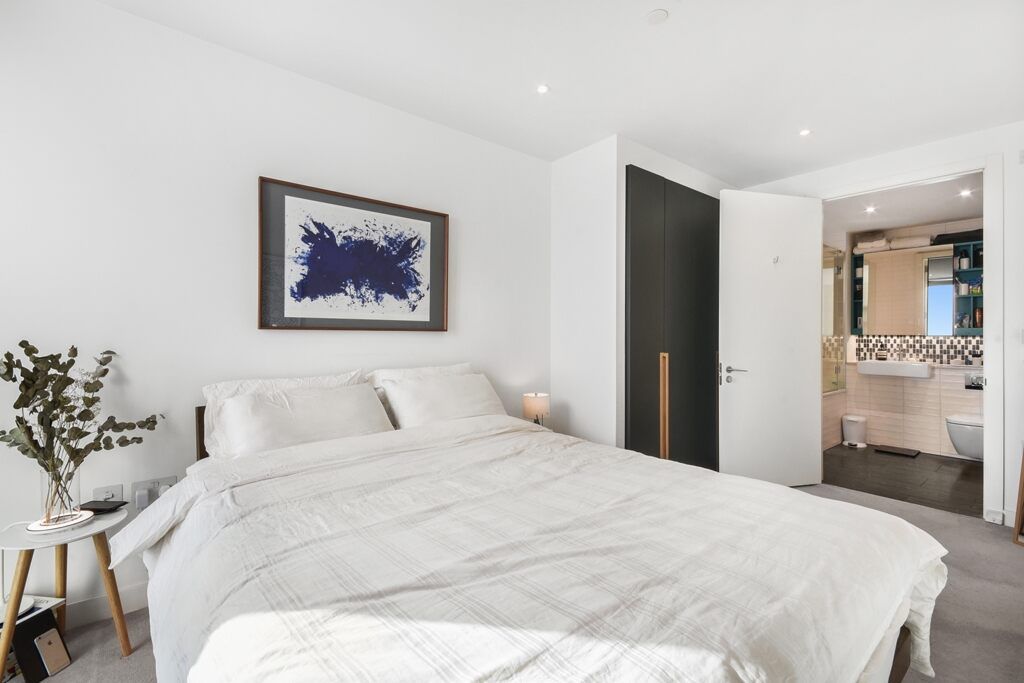 1 bed flat for sale in Southwark Bridge Road, London SE1, £620,000