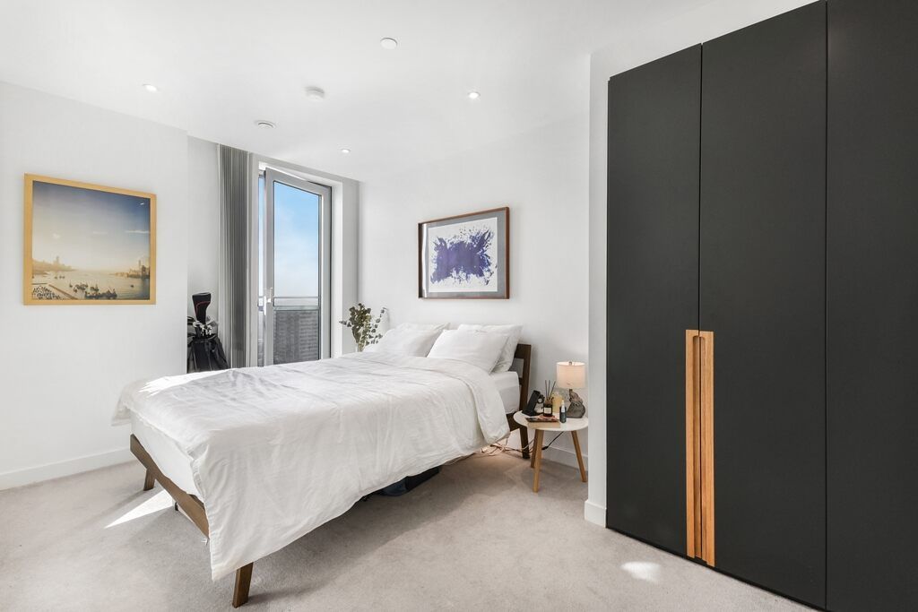 1 bed flat for sale in Southwark Bridge Road, London SE1, £620,000
