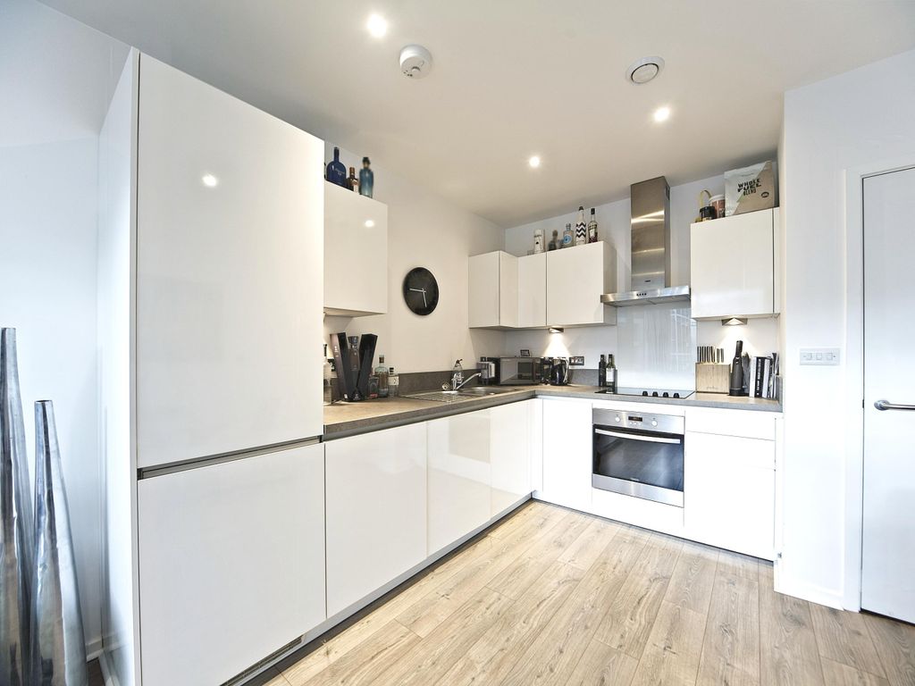 1 bed flat for sale in Juniper Drive, London SW18, £525,000
