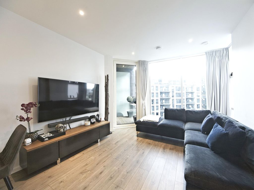 1 bed flat for sale in Juniper Drive, London SW18, £525,000