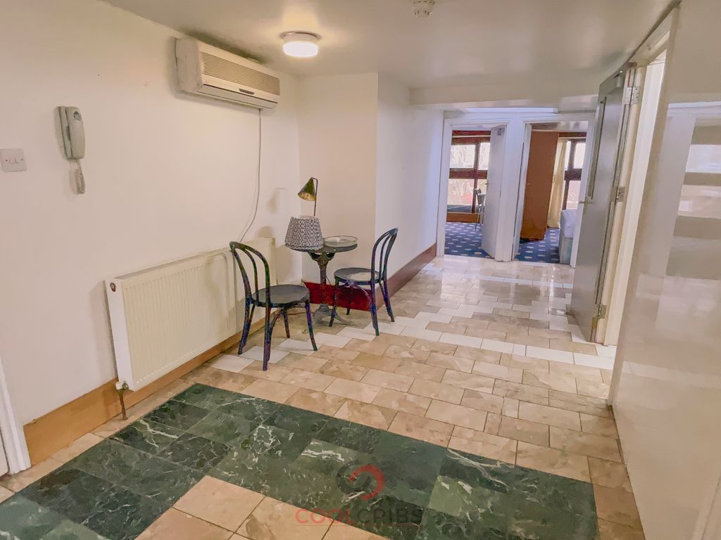 3 bed flat for sale in Caledonian Rd, Islington N1, £435,000