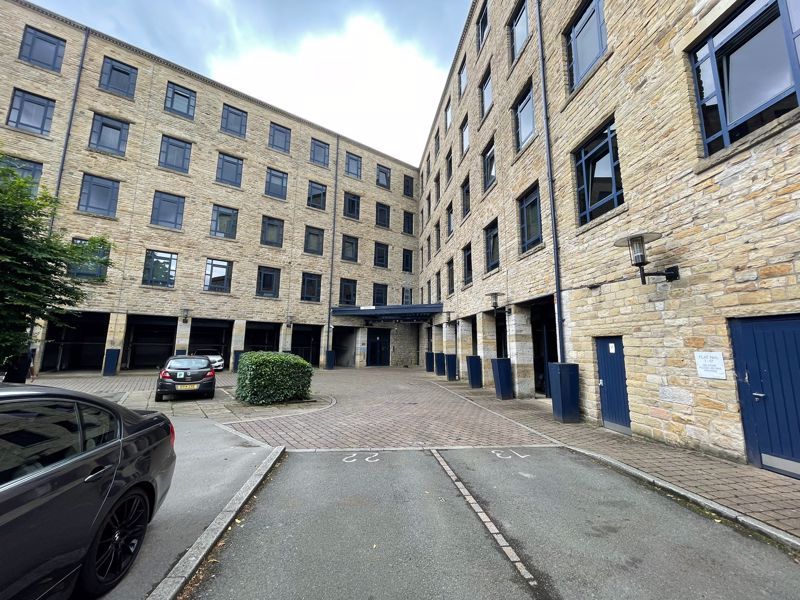 2 bed flat to rent in Firth Street, Huddersfield HD1, £950 pcm