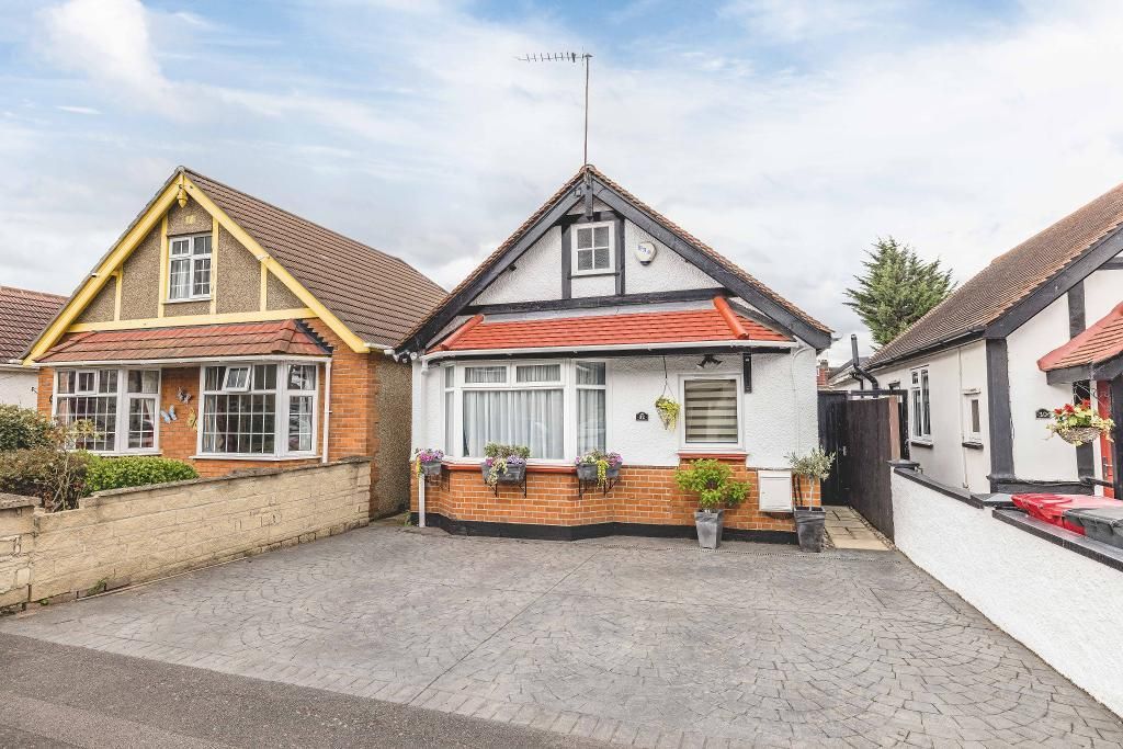5 bed detached house for sale in St John's Road, Slough SL2, £575,000