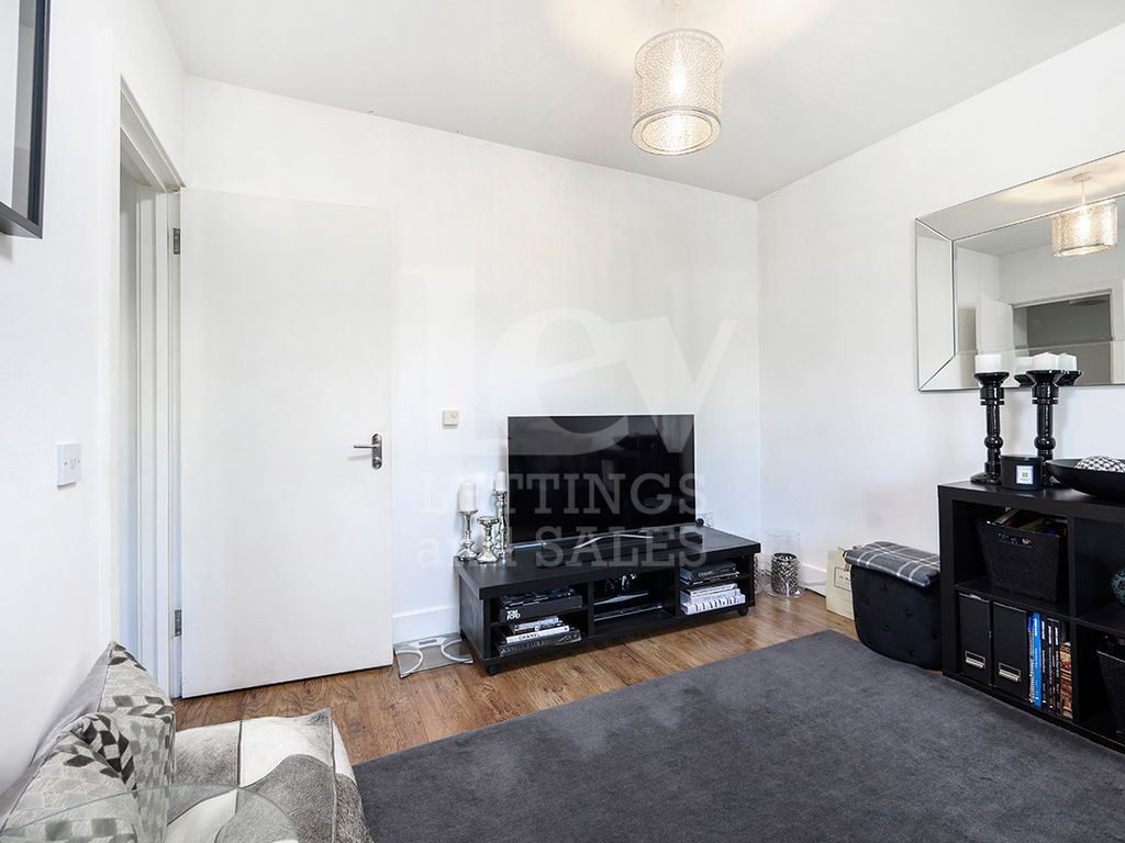 2 bed flat for sale in Great North Way, London EN5, £350,000