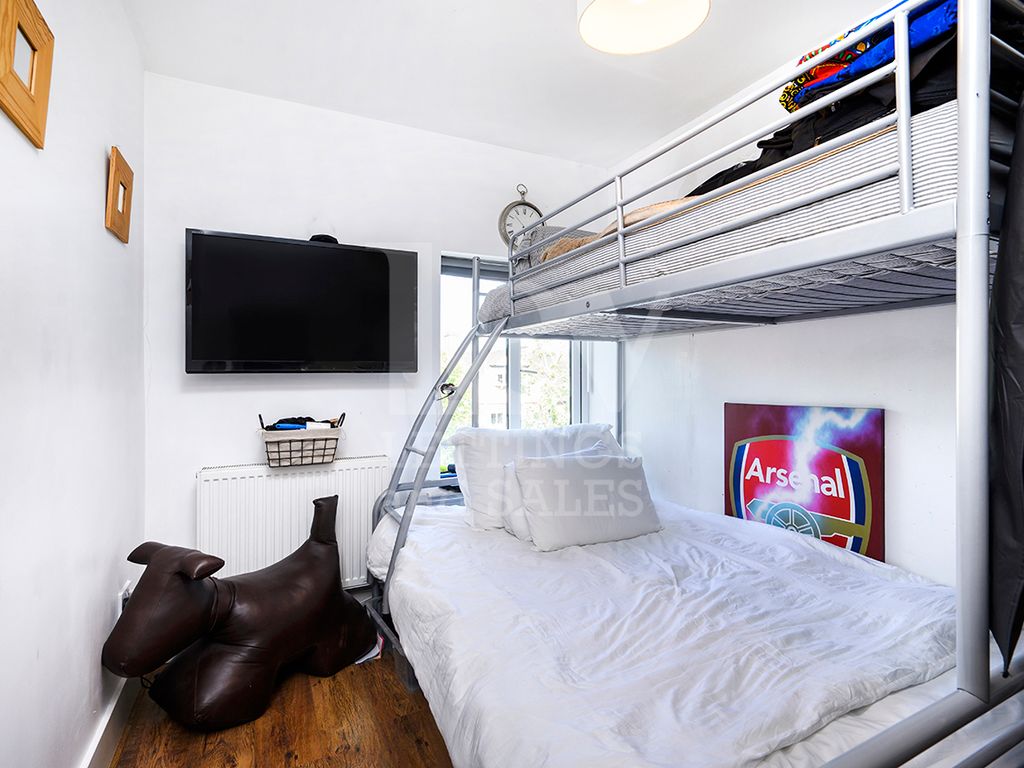 2 bed flat for sale in Great North Way, London EN5, £350,000