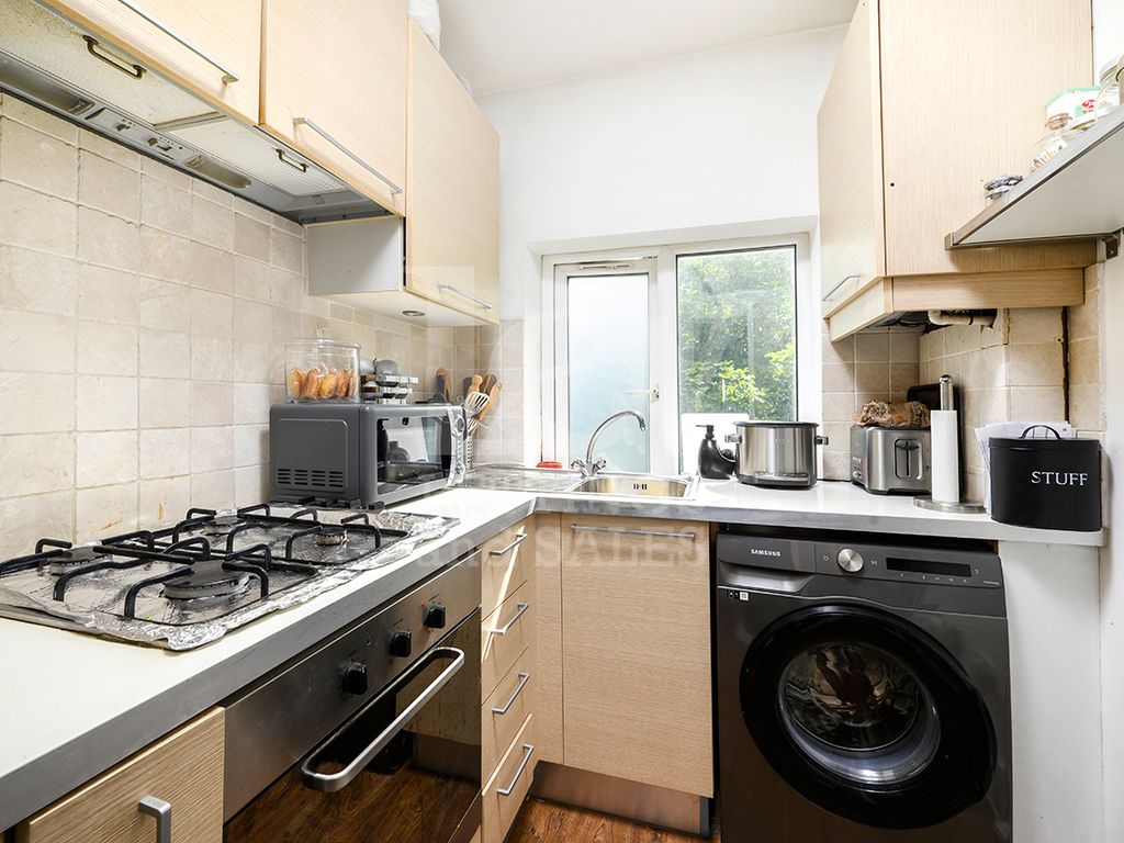 2 bed flat for sale in Great North Way, London EN5, £350,000