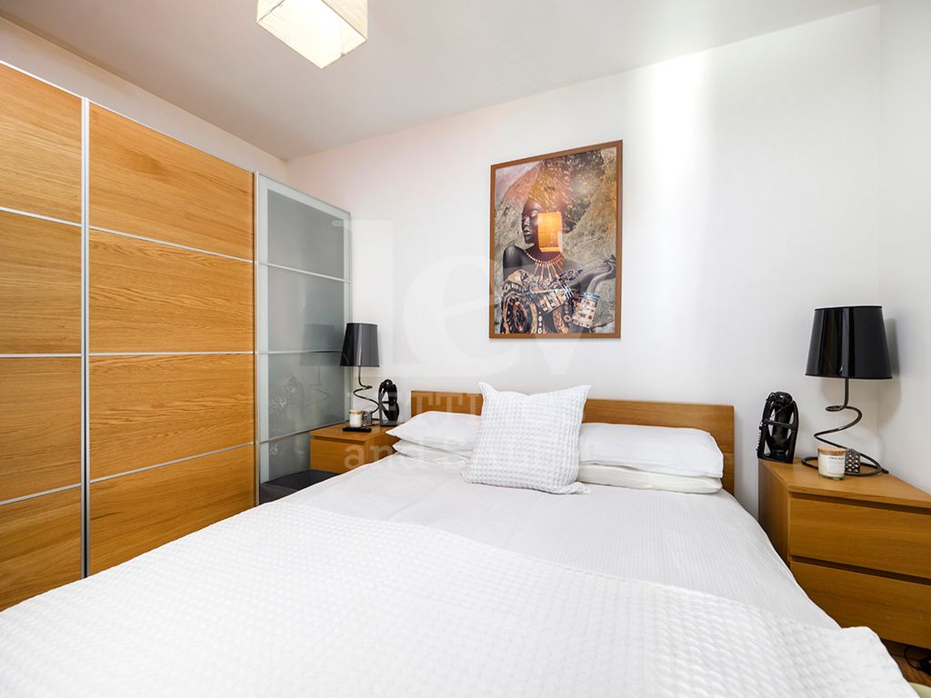 2 bed flat for sale in Great North Way, London EN5, £350,000