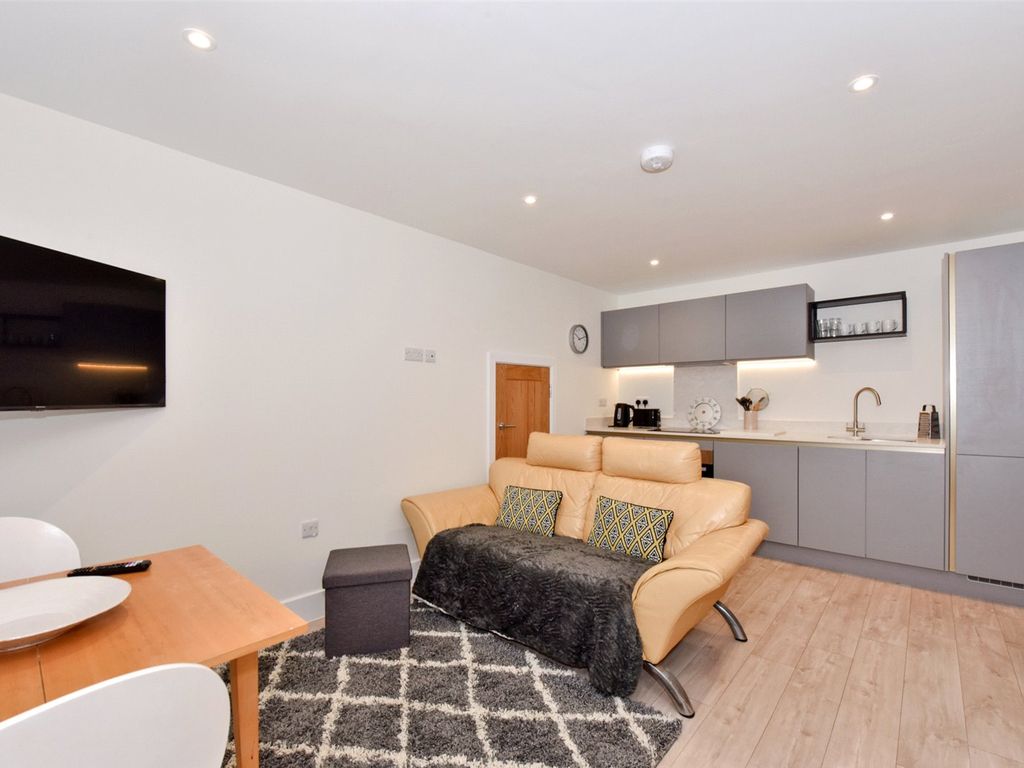 1 bed flat to rent in Beech House, 27 Little Marlow Road, Marlow, Buckinghamshire SL7, £2,427 pcm