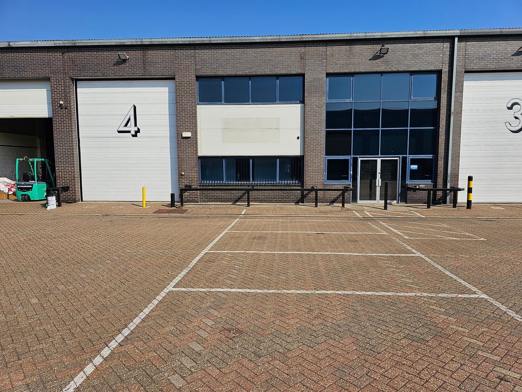 Warehouse to let in Weston Avenue, West Thurrock RM20, Non quoting