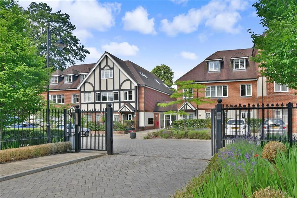 2 bed flat for sale in Addington Road, South Croydon, Surrey CR2, £400,000