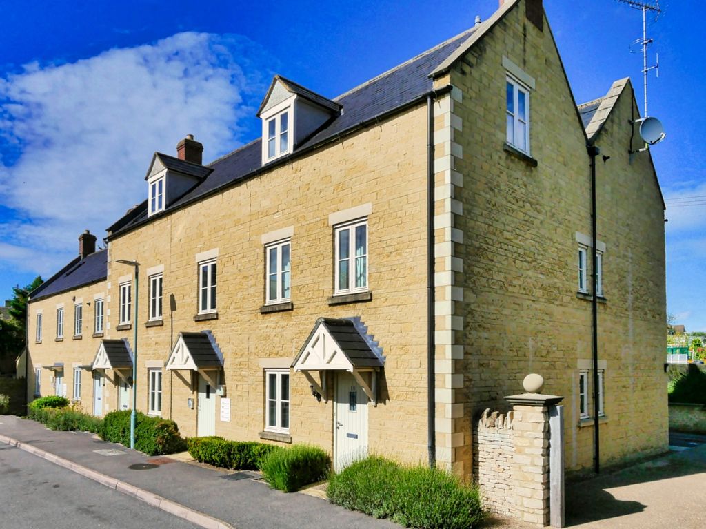 2 bed flat to rent in Churn Meadows, Cirencester GL7, £925 pcm