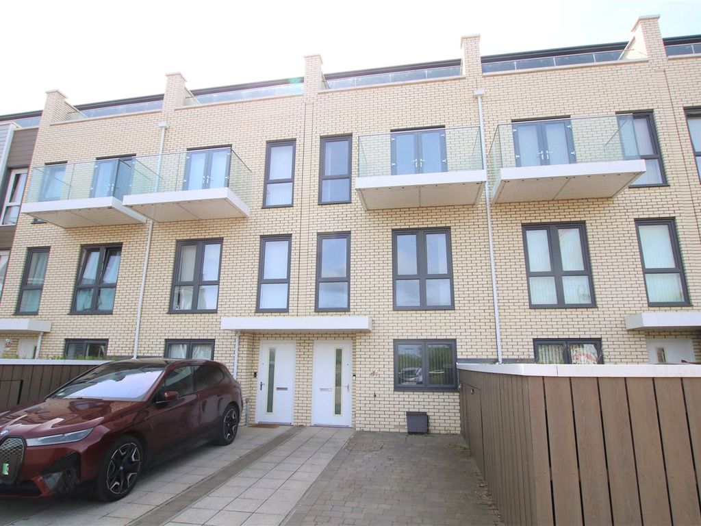 4 bed town house to rent in Champlain Street, Reading, Berkshire RG2, £2,250 pcm