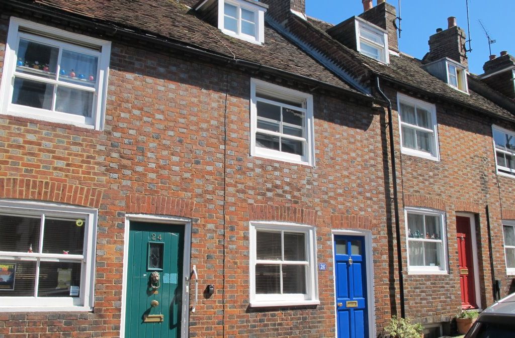 2 bed terraced house to rent in Sun Street, Lewes BN7, £1,300 pcm