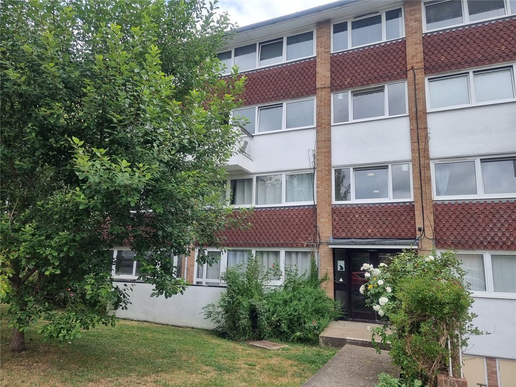Room to rent in Templewood House, Colesmead Road, Redhill, Surrey RH1, £800 pcm