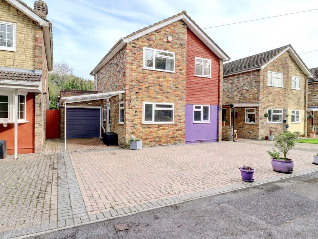 4 bed detached house for sale in Cherry Grove, Holmer Green, High Wycombe, Buckinghamshire HP15, £600,000