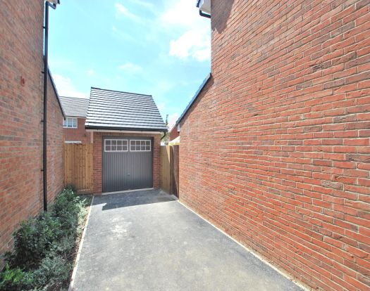 4 bed detached house to rent in Kingcup Meadow, Houghton Regis, Dunstable LU5, £2,250 pcm