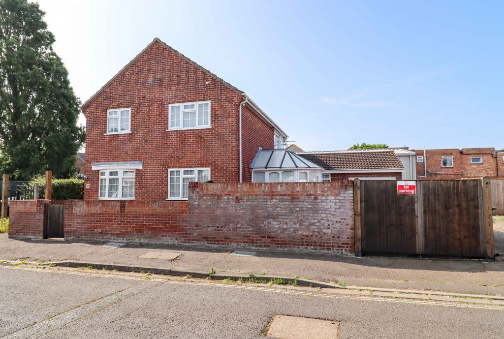 4 bed detached house for sale in Elm Grove, Hayling Island PO11, £399,995