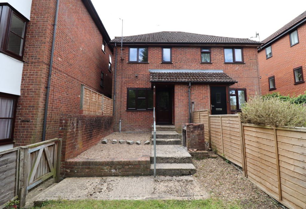 1 bed detached house to rent in Eaton Avenue, High Wycombe HP12, £925 pcm