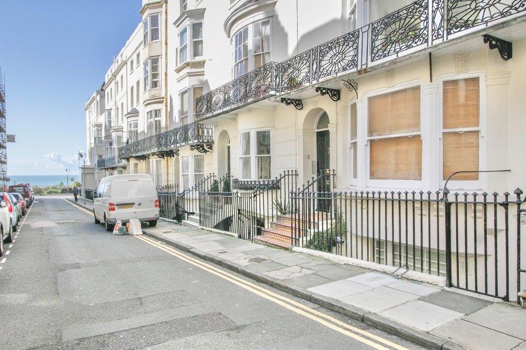 1 bed flat for sale in Bloomsbury Place, Brighton BN2, £250,000