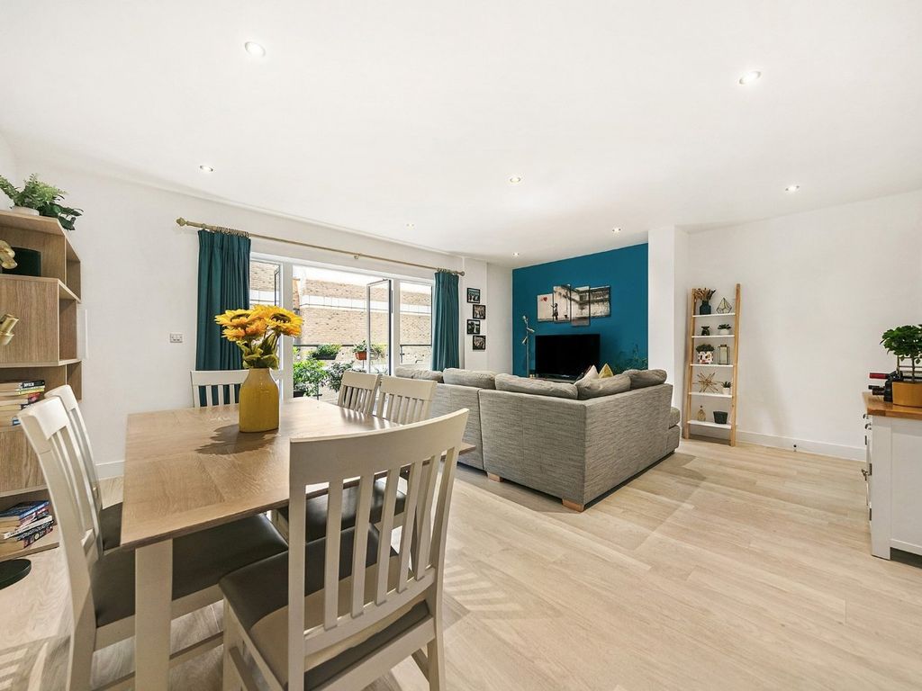 2 bed flat for sale in Sylvan Hill, Crystal Palace SE19, £489,999