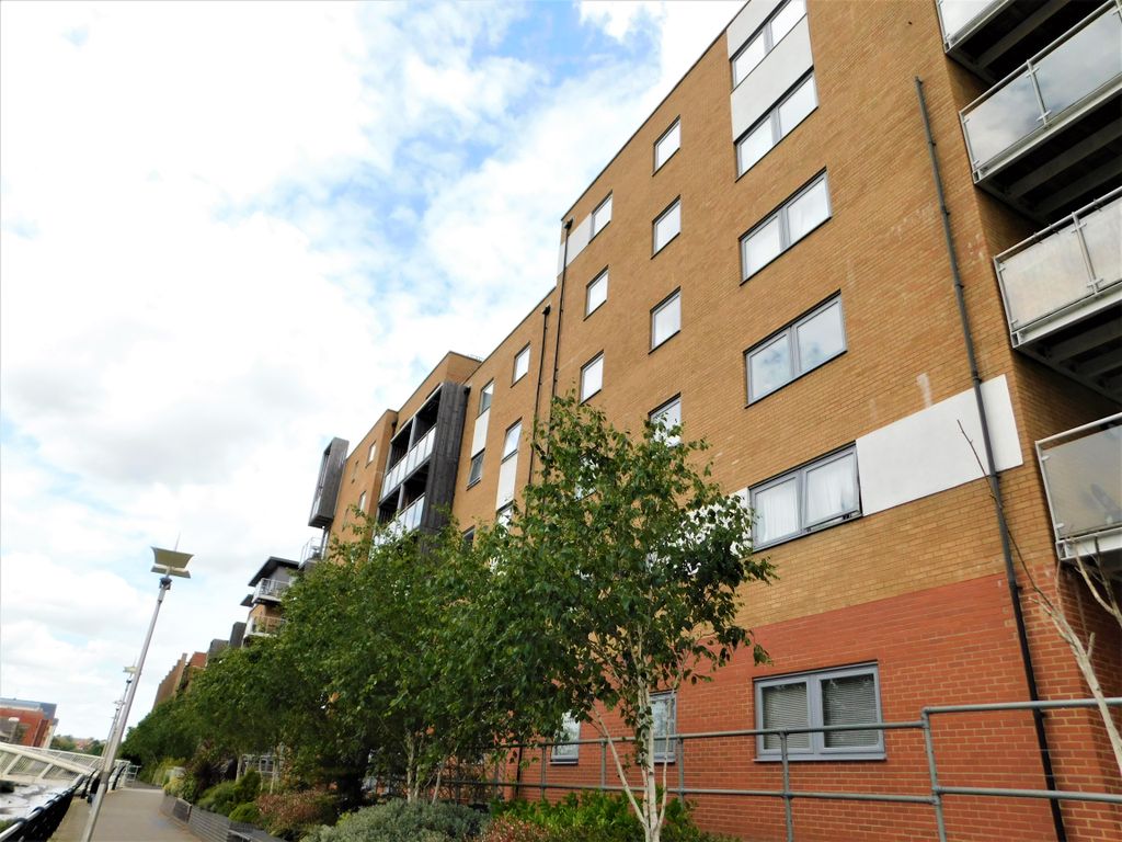 2 bed flat to rent in Heia Wharf, Colchester CO2, £1,100 pcm