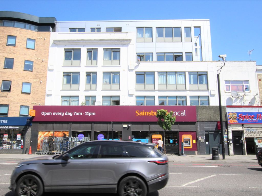 2 bed flat to rent in Gallery Apartments, Commercial Road, Whitechapel, London E1, £2,300 pcm