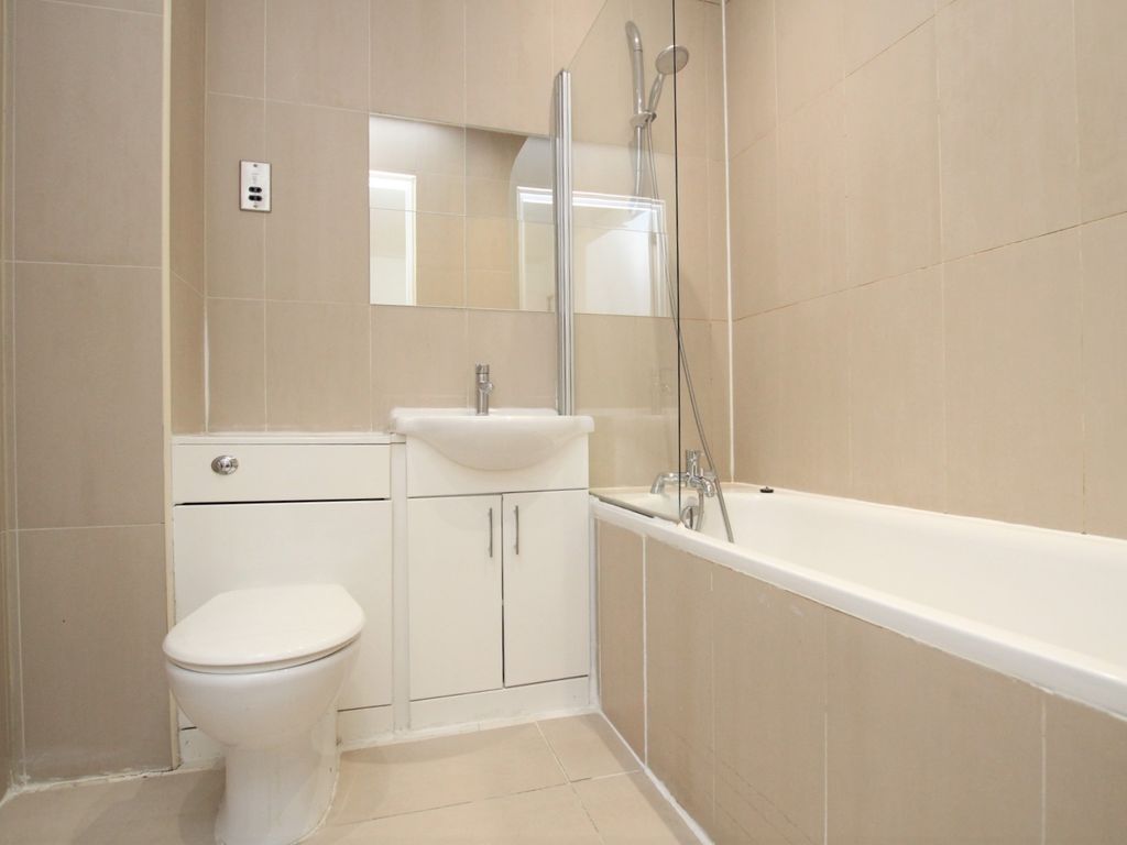 2 bed flat to rent in Gallery Apartments, Commercial Road, Whitechapel, London E1, £2,300 pcm