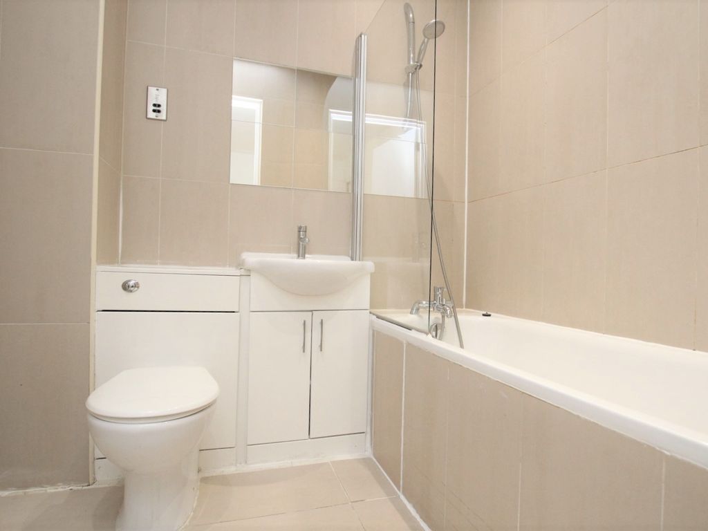 2 bed flat to rent in Gallery Apartments, Commercial Road, Whitechapel, London E1, £2,300 pcm