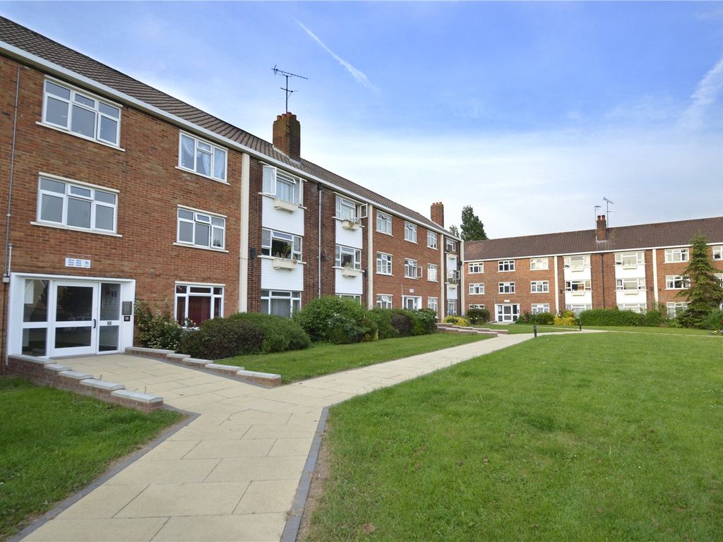 2 bed flat to rent in Northumbria Road, Maidenhead, Berkshire SL6, £1,450 pcm